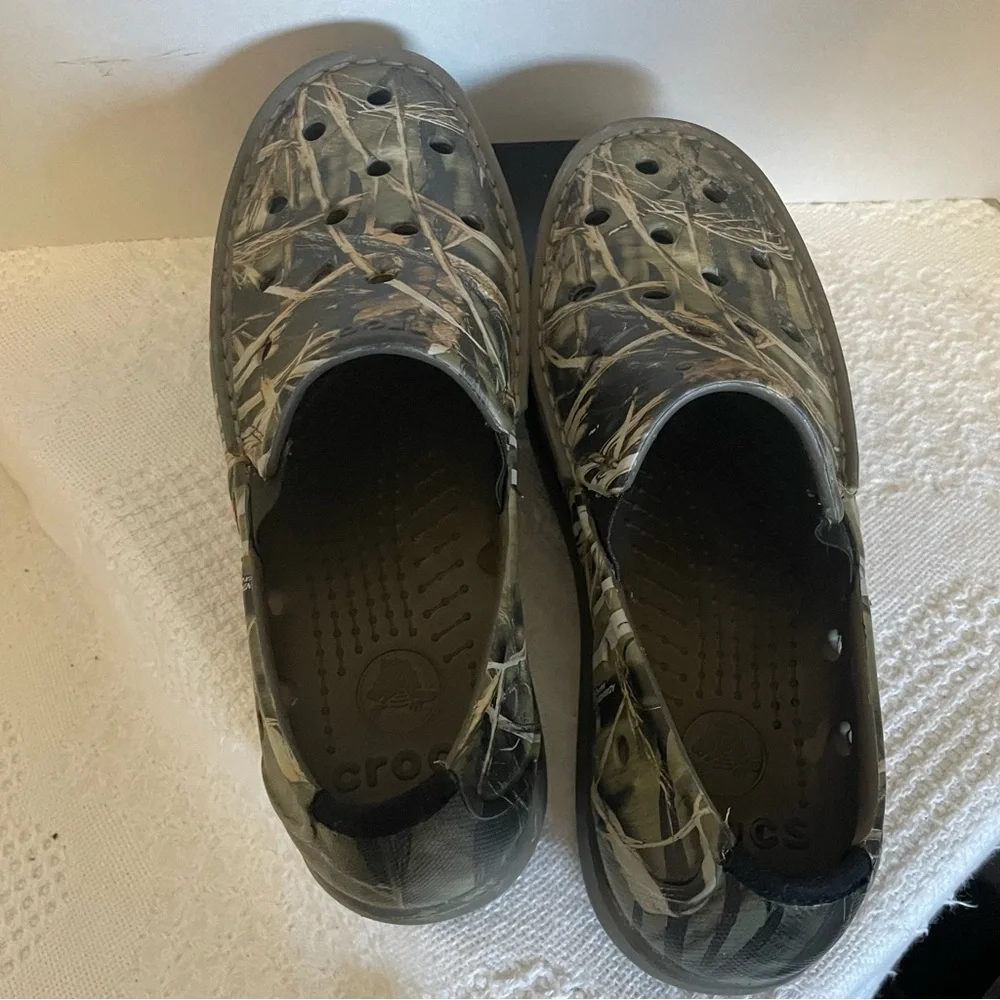 CROCS Camouflage Slip-On Loafers~ Size 8 M~‎ Hunting and Outdoors
